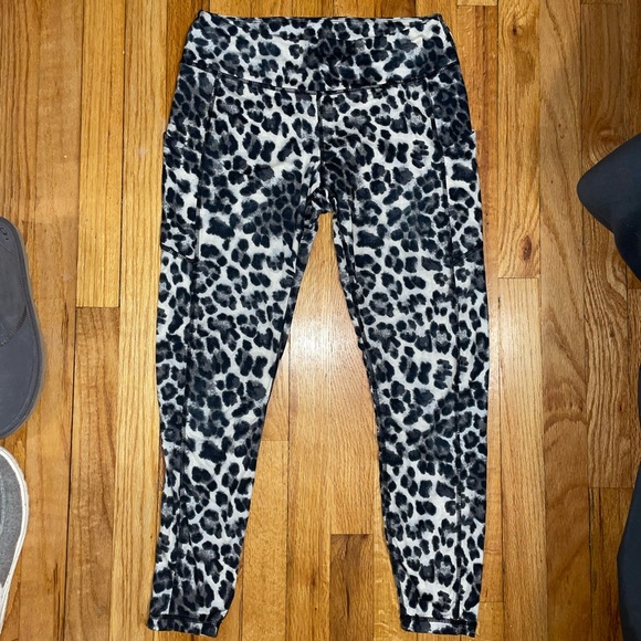 BOUTIQUE CHEETAH PRINT CAPRI LEGGINGS - Picture 4 of 4